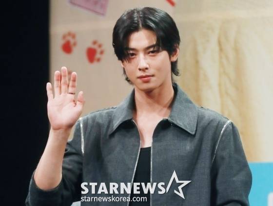 배우 차은우가 11일 오후 서울 마포구 상암동 MBC에서 진행된 수요드라마 '오늘도 사랑스럽개' 제작발표회에 참석해 포즈를 취하고 있다. /사진=이동훈 기자