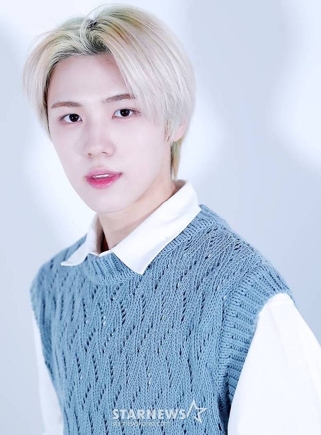 그룹 크래비티(CRAVITY) 성민이 서울 종로구 스타뉴스 사옥에서 진행된 '2022 아시아 아티스트 어워즈 인 재팬'(2022 Asia Artist Awards In Japen, 이하 2022 AAA) 수상 인터뷰에 앞서 포즈를 취하고 있다. 크래비티는 지난해 12월 13일에 열린 '2022 AAA'에서 AAA 이모티브상을 수상했다. 크래비티는 데뷔 초 'Break all the Rules', 'Flame', 'My Turn', 'Gas Pedal'로 센 비트의 강렬한 카리스마를 뿜어냈다. 지난해를 기점으로 'Adrenaline', 'PARTY ROCK' 같은 '파워 청량' 장르로 변신, 두 콘셉트 모두 만능으로 소화해냈다. /사진=김창현 기자 chmt@