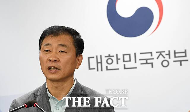 박영수 개인정보보호위원회 조사촐괄과장이 12일 오전 서울 종로구 정부서울청사 브리핑룸에서 경북대 등 6개 대학과 단체의 개인정보보호 법규 위반과 관련해 브리핑을 하고 있다./임영무 기자