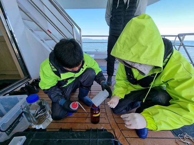 경기도해양수산자원연구소의 경기바다 미세플라스틱 농도 조사 모습./해양수산자원연구소 제공