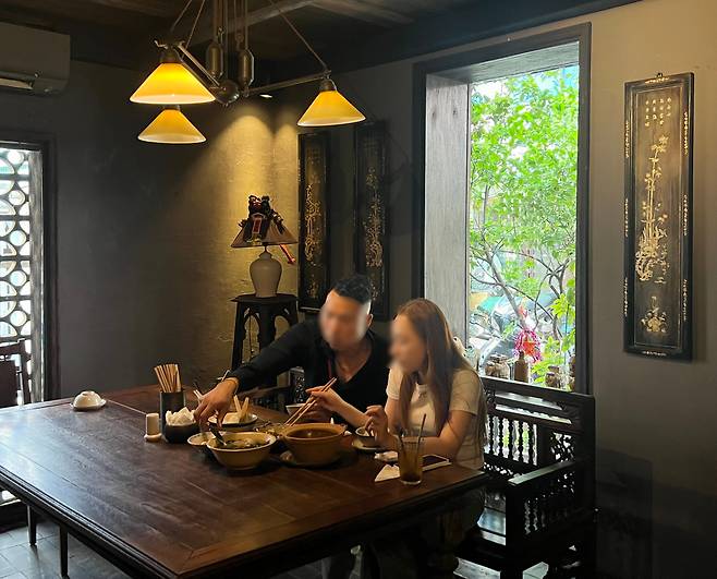 지난 6월 미쉐린 1스타 식당으로 선정된 ‘땀비(Tầm Vị)’에서 젊은이들이 식사를 하고 있다. /김은영 기자