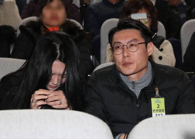 '민식이법' 고 김민식 군의 부모 김태양 씨와 박초희 씨가 10일 서울 여의도 국회에서 열린 제371회국회(정기회) 제12차 본회의에서 어린이 교통안전 법안인 특정범죄 가중처벌 등에 관한 법률 일부개정안과 도로교통법 일부개정법률안, 주차장법 일부개정법률안이 통과되자 울음을 터뜨리고 있다. /사진 =뉴시스