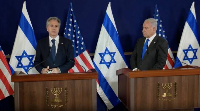 12일(현지시간) 안토니 블링컨 장관(왼쪽)은 이스라엘 텔아비브에서 베냐민 네타냐후 이스라엘 총리와 공동 기자회견을 갖고 "확인된 미국인 사망자가 최소 25명"이라고 말했다. /로이터=뉴스1