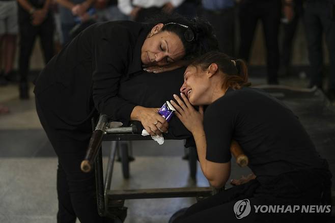 (텔아비브 AP=연합뉴스) 11일(현지시간) 이스라엘 텔아비브에서 열린 한 장례식에서 하마스에 의해 살해된 이의 유족들이 울고 있다. 2023.10.11