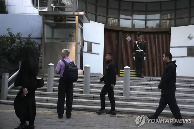 (AP=연합뉴스) 13일 중국 베이징의 이스라엘 대사관 앞에 사복 경찰이 배치된 모습. 2023.10.13.