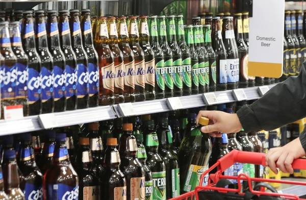 ▲10일 서울 용산구의 한 대형마트에서 한 소비자가 맥주를 고르고 있다. (뉴시스)