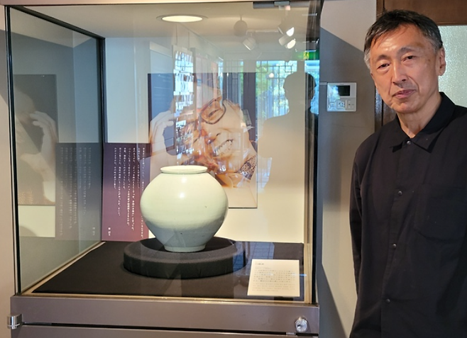 고려미술관 입구엔 정조문 사진과 조선백자 달항아리가 나란히 전시돼 있다. 옆은 현 고려미술관 대표인 아들 정희두씨.
