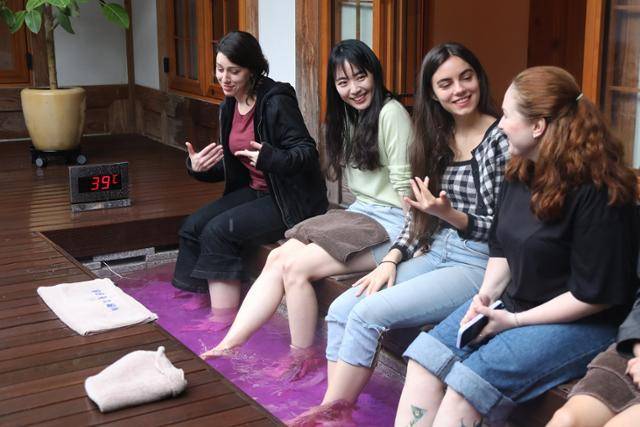 외국인 여행객이 건강문화원에서 라벤터 족욕 체험을 하고 있다. ⓒ박준규