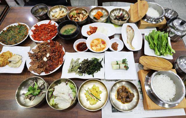 직지사 주변 '청산고을' 식당 산채한정식(1만8,000원). ⓒ박준규