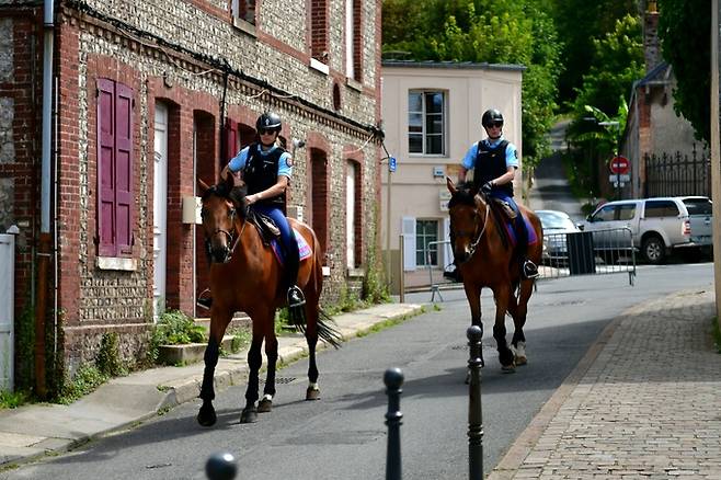 말을 타고 순찰하는 경찰.