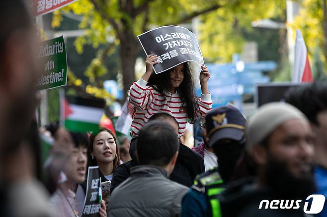 15일 오후 서울 용산구 녹사평역 인근에서 열린 팔레스타인 연대 및 이스라엘 규탄 집회에서 참가자들이 이스라엘의 가자지구 공격을 규탄하고 있다. 2023.10.15/뉴스1 ⓒ News1 이승배 기자