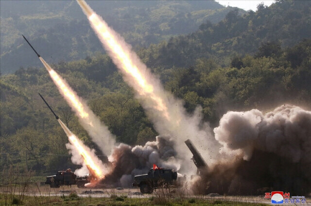 북한이 2019년 5월 화력타격훈련을 실시하는 모습. 훈련에는 240mm 방사포와 신형 자주포로 보이는 무기도 동원됐다. 조선중앙통신