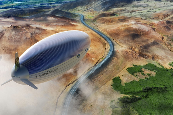 길이 151m짜리 대형 비행선인 ‘솔라 에어십 원’이 운항 중인 상상도. 동체 위를 태양광 전지판이 뒤덮고 있다. 유로 에어십 제공