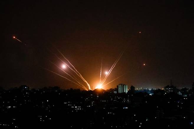 가자지구서 이스라엘 향해 발사되는 로켓. 지난 9일(현지시간) 팔레스타인 가자 지구에서 이스라엘을 향해 로켓이 발사되고 있다. 외신은 팔레스타인 무장 정파 하마스가 이스라엘에 대한 공격을 최소 1년간 준비했으며 이란으로부터 무기와 군사훈련을 지원받았다고 전했다. 사진=연합뉴스·로이터