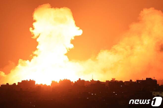 10일 (현지시간) 팔레스타인 무장 정파인 하마스의 기습 공격에 대응한 이스라엘 군의 공습을 받은 가자 지구에서 폭발이 발생해 불길이 치솟고 있다. 2023.10.11 ⓒ AFP=뉴스1 ⓒ News1 우동명 기자