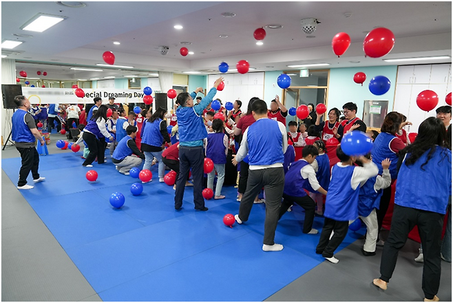 지난 14일 유니드 임직원들이 서울 노원구에 위치한 아동양육시설에 방문해 체육활동을 진행하고 있다. <사진제공=유니드>