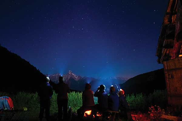 캠프2에서 우쉬바 산을 배경으로 쏟아지는 별을 바라보고 있다.