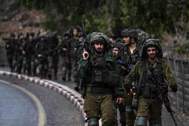 이스라엘군이 지난 15일 레바논과 국경을 맞댄 북부 지역을 순찰하고 있다. AFP 연합뉴스