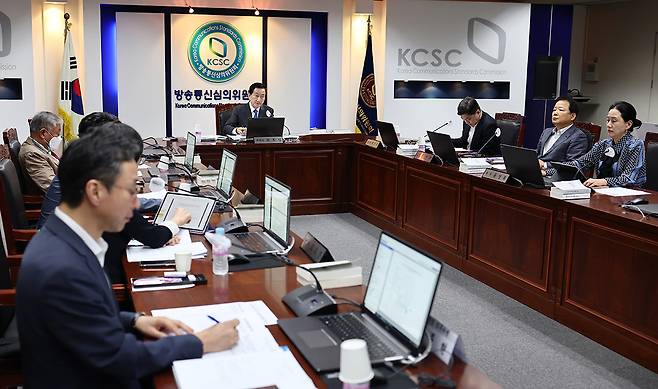 류희림 방심위원장(가운데)이 9월25일 열린 방송통신심의위원회 20차 정기회의를 주재하고 있다.ⓒ연합뉴스