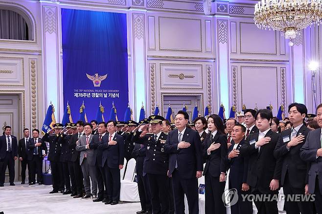 국기에 경례하는 윤석열 대통령 부부 (서울=연합뉴스) 진성철 기자 = 윤석열 대통령과 김건희 여사가 18일 청와대 영빈관에서 열린 제78주년 경찰의날 기념식에서 국기에 경례하고 있다. 2023.10.18 zjin@yna.co.kr