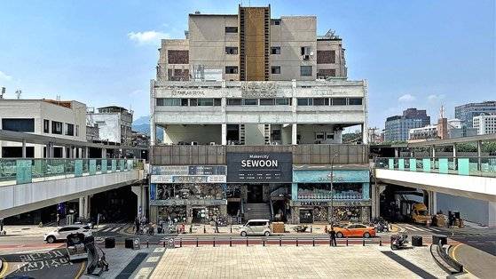 지은지 50년 넘어 낡은 서울 종로구 세운상가 입구. 중앙포토