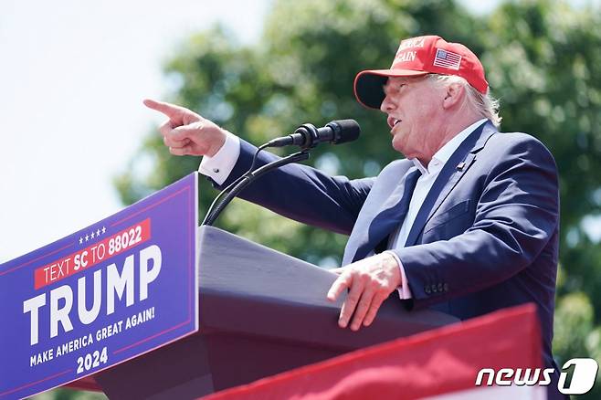 (피켄스 AFP=뉴스1) 우동명 기자 = 도널드 트럼프 전 미국 대통령이 1일 (현지시간) 사우스캐롤라이나주 피켄스에서 열린 선거 집회서 연설을 하고 있다. 2023.7.2 ⓒ AFP=뉴스1 Copyright (C) 뉴스1. All rights reserved. 무단 전재 및 재배포 금지.