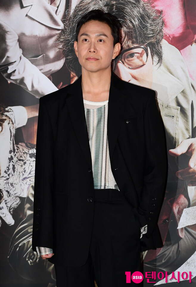 While the husband was killed and his wife was injured while the vehicle in which the actor Oh Jung-se (46) was riding hit the Cultivator, Oh Jung-se agency Plain TPC delivered its position.Plain TPC (Frain) said in an official position on the 20th, Accident news is focused on the actor who was a fellow passenger, and it seems that it is not an example of the deceased person, and it actually makes the familys mind more difficult. We also think that this is not a matter to talk about the actor who was a fellow passenger.But since the driver is an employee of our company and it happened during the work, we will be faithful to Liu Wu, Prince of Liang, who will be aware of the consequences of the investigation, and the legal responsibilities and responsibilities if necessary, he said. Right now, I spend my heart and time comforting Victims and a bereaved family, and we are actually doing so.Im working with the actors in the process, he said.Frain asked the drivers Haathi Mere Saathi and Accident Lieutenant, the contents of the statement, and related speculation.According to the police, Van, who was driving on the second road of Buri-myeon, Chungcheongnam-gun, at 6:58 pm on the 18th, received a cultivator ahead of him.Among the couple in their 60s who drove the Cultivator with this accident, the husband died, and the wife was seriously injured and taken to the hospital.Hi, this is Plain TPC.On October 18th, I would like to ask Liang Kai before I tell the official position of the company to those who are waiting for the agencys position on Chungcheongnam Jinshan Transportation Accident.- On the 18th, we heard about the company car traffic accident, and the staff including the representative went down to the scene.The Accident vehicle driver was investigated by the police and fellow passenger Oh Jung-se was examined and treated at the hospital.We listened to the drivers story and checked the video at the time of Accident.Overshadowed by our desire to act quickly and rightly without understanding the severity of the incident, one of us died in this incident, and since then, Victims has been more important than anything else.- It seems that this Accident news is focused on the actor who was a fellow passenger, and it is not an example of the deceased person, and it actually makes the family more difficult.We also think that this is not a matter to talk about the actor who was a fellow passenger.However, since the driver is an employee of our company and it happened during work, we intend to faithfully fulfill the legal responsibilities and responsibilities of Liu Wu, Prince of Liang and the degree of negligence that we will find after the investigation.The official position of the company can be communicated only after the investigation is completed.Right now, were putting our hearts and our time into comforting Victims and a bereaved family, and were actually doing it, and were doing it with actors.- There is currently an inaccurate report on the drivers Haathi Mere Saathi and Accident.For example, the expression Cultivator suddenly interrupted does not know where the origin is, but neither the drivers statement nor the official confirmation.A bereaved family we met is now hurt by such expressions and comments.Please kindly ask Liang Kai for sparing words until the end of the investigation, and first of all, please pray for the repose of someone who has lost his or her reputation as an accident of injustice.When the investigation is completed, I will send you a detailed explanation and position.Thank you.