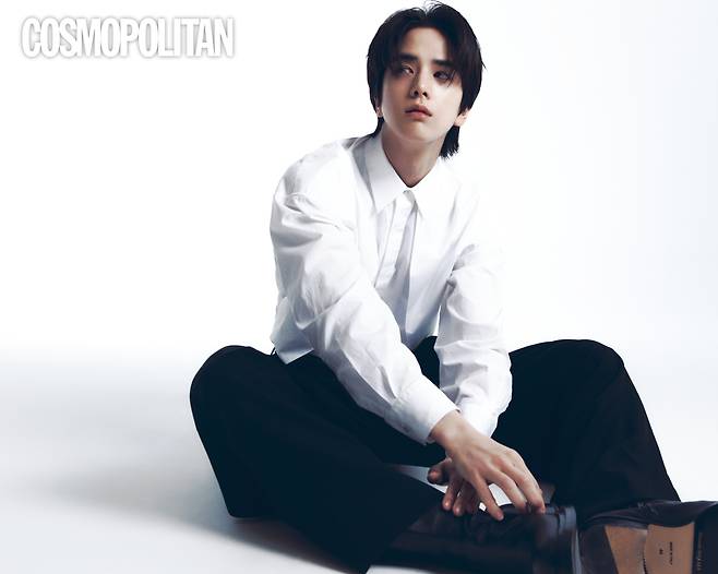 Group The Boyz (THE BOYZ) Younghoon released a magazine photo and interview.Fashion magazine Cosmopolitan attracted the attention of fans on the 20th, through the official homepage, with an interview with The Boyz Younghoon.Younghoon in the public image image has proved a wide concept of digestion with a unique sensibility that is different from the public image, such as expressing the natural mood with the knit look and perfecting the office look of black and white color.Especially, through this filming, Younghoon said that he led the atmosphere of the filming scene with a relaxed pose and expression of pictorial craftsman.In an interview with the pictorial, Younghoon cited fan love as the virtue of idol.Nowadays, the times have changed and there are more windows to communicate with fans through SNS. It is important for me to return the love I received to my fans.I will continue to give love to my fans in my own way. iMBC  ⁇  Photo courtesy of Cosmopolitan