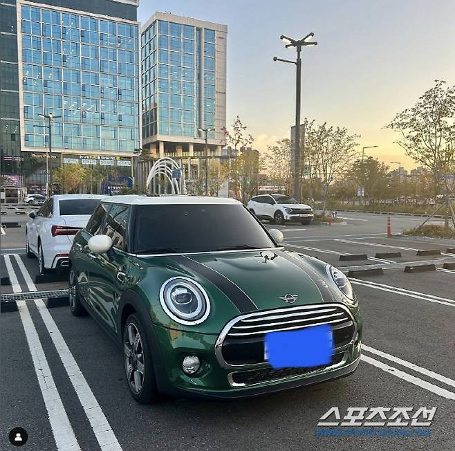 Thats like a billion-dollar building!Broadcaster Jang Sung-kyu presented The Red Car, which has only 60 cars in Korea for his wife.On the 21st, Jang Sung-kyu posted a picture on Jasins social account saying Yumis birthday present.In the photo, Jang Sung-kyu had a red car prepared as a gift for his wifes birthday.Jang Sung-kyu said, I was worried about taking a new Walkman mini, but I chose to use it without shaking. Instead, it was the 60th anniversary special edition that Yejuni wanted to have only 60 cars in Korea!I emphasized the special.In the meantime, Thank you for being born Yumiya, congratulations on meeting your husband well, he laughed with a delightful conversation.On the other hand, Jang Sung-kyu married his wife Yumi in 2014 and has two sons.Jang Sung-kyu, a former JTBC announcer, has turned to freelance in 2019 and is actively engaged in various broadcasts and contents.Jang Sung-kyu owns a building in Cheongdam-dong, Gangnam District, Seoul, in the name of the company Jasin is representing, which is said to be worth more than 10 billion won.