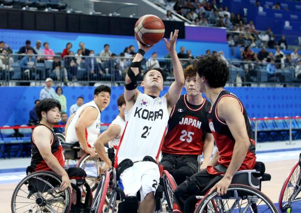 20일 2022 항저우 장애인아시안게임 일본전에서 승리한 휠체어농구 대표팀. 대한장애인체육회 제공