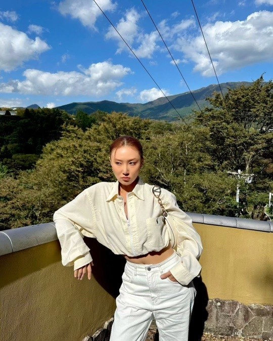 On the 20th, Hwasa released several daily photos on her personal channel. In the photo, Hwasa is showing hip fashion by matching crop tops and white pants.Hwasa showed off her healthy figure by exposing her waistline, which showed off Hwasas unique dangly charm.Hwasa released I Love My Body on June 6, the first album since Hwasa signed an exclusive contract with Phenation and the first solo album released in about a year and 10 months.