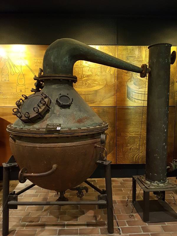 소주와 위스키는 의사들이 술을 빚고 금주령이 있는 등 비슷한 점이 많다. 사진은 근대 유럽의 위스키 증류기.