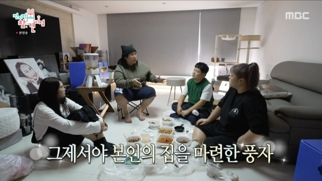The satire, which moved to Hannam-dong, Seoul, told the story of moving in the meantime.In the MBC entertainment program  ⁇ Point Point of Omniscient Interfere , which aired on the afternoon of the 21st, satire, who entered Hannam-dong, invited his staff and YouTuber Kwak Tube (Kwak Jun-bin) to hold a housewarming party.On this day, Kwak Tube asked me how many times the house had moved, and satire surprised me by saying that it was more than  ⁇  10 times.Then satire said, When I first became independent, I had a monthly salary of 180,000 won. I got a bed and I could not open the door wide.The satire had a single bed and a table, and when I lay down, I came to my chest like an MRI machine. I put my foot under it.It was so hard at that time, he recalled at the time and made me sad.I thought that satire wanted to buy a house quickly, so I worked hard since then, but I saved my fathers house first. My family lived in a ring.Then satire collected the money and moved the father s house, and my sister was living in a ridiculous ring rent, but she collected money again and gave me a full house. Then I also set up my house.