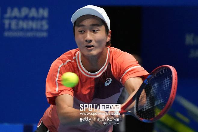 ▲ 모치즈키 신타로가 2023 ATp 투어 일본오픈 단식 준결승전에서 경기를 펼치고 있다.