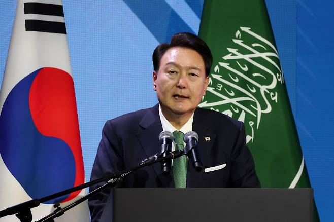 사우디아라비아를 국빈 방문 중인 윤석열 대통령이 22일(현지시간) 리야드 페어몬트 호텔에서 열린 한·사우디 투자포럼에서 격려사를 하고 있다. (사진=공동취재)