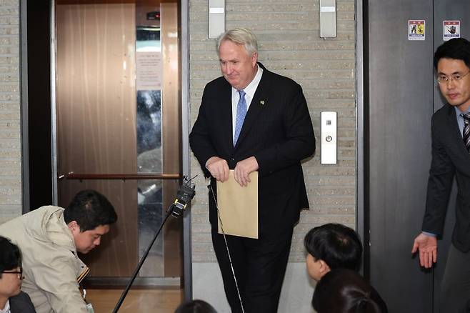 국민의힘 혁신위원장으로 임명된 인요한 연세대 의대 교수가 23일 서울 영등포구 여의도 국민의힘 중앙당사 로비에서 취재진 질문을 듣고 있다. 사진=연합 지면화상