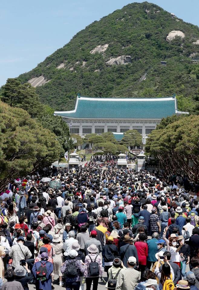 2023년 5월10일 오전 서울 종로구 청와대에서 열린 개방 행사에서 시민들이 정문으로 들어가고 있다. 공동취재사진
