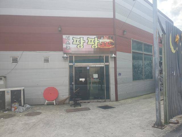 경찰 수사가 시작된 이후 문을 닫은 수원역 디스코팡팡. 임명수 기자