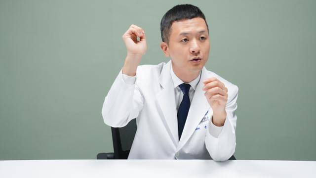 윤태환 강남세브란스병원 정형외과 교수는 "어깨 관절을 싸고 있는 주머니(관절낭)가 굳어서 발생하는 오십견은 스트레칭과 약물 치료로 95% 이상 완치할 수 있기에 꾸준히 시행하는 게 중요하다"고 강조했다. 강남세브란스병원 제공