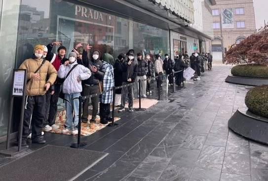 지난 1월 갤러리아 백화점 명품관에서 열린 '떠그클럽' 팝업 스토어에 입장하기 위해 줄을 선 사람들. 사진 갤러리아 백화점