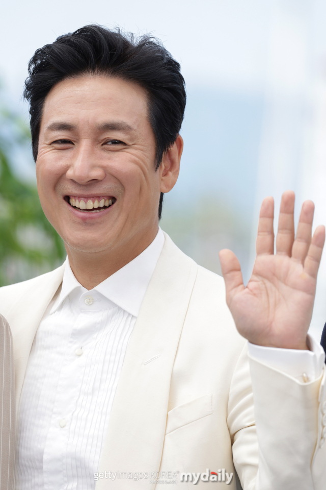 The fact that Actor Lee Sun Gyun is suspected of Drug has come to the public as a lie. It was an internal affair, and the public wondered if the name was misrepresented.However, it is now becoming more and more shocking when it is known that it has been orally administrated Drug and the like at the employee s house.The Incheon Metropolitan Police Agency Drug Crime Susa said on Sunday that it had criminally charged Lee Sun Gyun with marijuana and other charges under the Drug Control Act.As Lee Sun Gyun is converted into The skin of the user, the police are expected to notify the attendance soon.In addition, Seoul Gangnam entertainment establishment employee A (29, female), who was charged with the same charges, was arrested last weekend and a 20-year-old female employee who worked at the same entertainment establishment was arrested without detention.Mr. A is known to have made 10 phone calls with Lee Sun Gyun this year.According to the police, Lee Sun Gyun is suspected of Oral administration of drugs such as cannabis several times at As home in Seoul since the beginning of this year.Police said Lee Sun Gyun is expanding Susa as an oral administration of other kinds of drugs besides hemp.Lee Sun Gyun has been loved by the public for the past 20 years since his debut in 1999, and he has been popular as a husband like Friend and a father like Friend.Thanks to this image, I also took advertisements for educational contents of mobile carriers with my wife, Jeon Hye-jin.Warren Buffett said, It takes decades to build a reputation, but it takes less than five minutes to break it down.It reminds me of Lee Sun Gyun.Now, Lee Sun Gyun will be present at the police and questioned. It is noteworthy what position he will reveal.