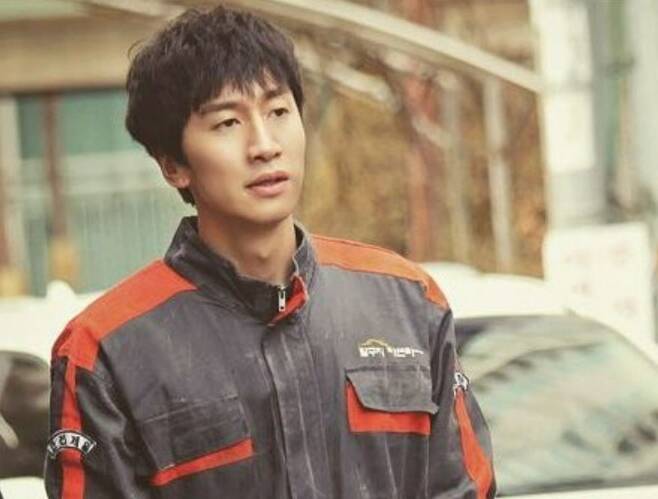 Recently, many actors have been working as fixed members of popular entertainment, but no one knows if this will be a medicine or poison for them.A typical example is actor Jeon So-min.Jeon So-min joined the SBS entertainment show Running Man in 2017 and showed a great sense of entertainment. He also has many nicknames such as Lee Kwang-soo, Dolsomin, and In this way, he gave a laugh with perfect adaptability in the first fixed entertainment, and he became more popular than before through Running Man, and he was able to get not only domestic but also overseas fans.However, he could not avoid the poisonous part at all. Unlike the emergence of the blue chip of the arts, he became less popular as an actor.Despite being recognized for his solid acting skills through the drama Princess Aurora, Jeon So-min has virtually no acting career in 2020, as she has been seen lamenting, When can I do my work?Since then, he has been attracting attention as an actor through the drama Show Window: Queens House in 2022. He said, I decided to take a moment to recharge so that I can show a better picture of my activities after including acting. Running Man disjoint news.Actor Lee Kwang-soo is one of them.In the case of Lee Kwang-soo, he started his career as a member of SBSs popular performing arts Running Man in 2010 and has been active for 11 years until 2021.He made his debut with the sitcom He Comes in 2008 and was close to a newcomer. He was one of the people who could not perform various activities.He appeared on the popular sitcom High Kick Through the Roof in 2009, but he did not get much popularity.However, when Lee Kwang-soo played an active role in Running Man, his role in High Kick Through the Roof began to be reexamined, and a nickname Mosquito Nam was also created.Lee Kwang-soo was able to show his face through entertainment.But was it poison? He is recognized as a funny actor than a comedian even though he has been recognized for his solid performance in the drama Its okay love and the movie My special brother .Younger or older people misunderstand Lee Kwang-soo as a comedian.Some of them expressed regret, saying, I can not be immersed in the positive because of the image fixed in the entertainment.It is an opportunity to show the face like this, but because the comic image is fixed, the actors performance appearance is also called double-edged sword, and there are mystic actors who never appear in the entertainment.Attention is focusing on whether there will be an actor who does not take care of the actors body in the future.