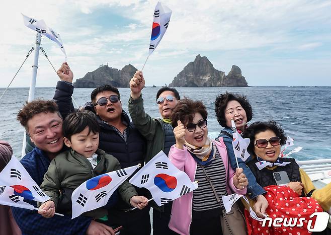 독도의 날(10.25)을 엿새 앞둔 지난 19일 경상북도 울릉군 독도로 향하는 배 안에서 시민들이 사진을 찍고 있다. 독도의 날은 1900년 10월 25일 독도를 울릉도의 부속 섬으로 명시한 대한제국 칙령 제41호 반포를 기념하고, 독도 수호 의지 표명과 대한민국 영토임을 알리기 위해 제정됐다. 2023.10.19/뉴스1 ⓒ News1 김민지 기자