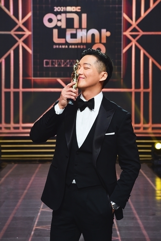 Actor Namgoong Mins prospect of winning the MBC Acting Grand Prize has become even clearer.MBC Gold Drama Couple to Saint Patricks Day2 in double-digit TV viewer ratings to prove again the power.TV Viewer ratings are on the upswing.Couple, Namgoong Mins Hot Summer Days as Yizhang County Station, finished with 12.2% of its best TV viewer ratings in the last episode of Saint Patricks Day1, and then resumed with Saint Patricks Day2 with a blank space of about one month.Initially, Saint Patricks Day2 started with a slight decline of 7.7% (11 episodes), but it rose to 10.2% (13 episodes) in 3 episodes, followed by another increase to 11.7% in 14 episodes.Saint Patricks Day2 is on the rise in TV viewer ratings every time it is broadcast.The difference from the existing top TV viewer ratings is also narrowed to 0.5% P, and it is observed that the top TV viewer ratings are about to be renewed.The competition with the competition is already ahead of Couple with a big gap.In the case of Couple Saint Patricks Day2 in the beginning, it was difficult to predict the competition of TV viewer ratings because it was confronted with Kim Soon-oks SBS drama Escape of Seven.However, while Couple Saint Patricks Day2 has risen steadily, Escape of the Seven has fallen to 5.7% since the competition with Couple Saint Patricks Day2 began.The existing lowest TV viewer ratings of Escape of the Seven were 5.6%.In particular, Couple Saint Patricks Day2 broadcast on the 21st recorded 11.7% and Escape of 7 recorded 5.7%, respectively, and Couple Saint Patricks Day2s TV viewer ratings exceeded Escape of 7 .Namgoong Mins Hot Summer Days are among the most successful.Thanks to Namgoong Mins ability to freely move between charisma and charisma, many Couple viewers continue to respond that Namgoong Mins acting is fun.The lives of Yizhang County and Yu Gil-chae (Ahn Eun-jin), divided by tragic love and fate, are at the heart of the Couple, especially in the last broadcast, Yizhang County rushes to save Yu Gil-chaes life and says, Gil-chae!The scene of crying is considered to be one of the scenes that made many viewers fall into admiration and sadness at the same time.In this years MBC Drama, there is no actor comparable to Namgoong Min, which is why Namgoong Min is considered to be the best candidate for the MBC Acting Grand Prize this year.If Namgoong Min wins the trophy this time, it will be the first trophy recapture in just two years following the MBC Acting Grand Prize, which was awarded as MBCs Black Sun in 2021.The fact that Namgoong Min was a 10-year history challenge after MBC Guam Hur Jun in 2013 also makes his Hot Summer Days stand out.Namgoong Min appeared on tvN Yu Quiz on the Block before the Couple broadcast and said, I have a history for a long time. In fact, I have a bad memory of history. At the time, Namgoong Min said, When I first did History, I was a rookie, and I did not have a lot of speech or acting in History. I shot History for about six months to a year.I thought that one day I would try the history again, but it was an opportunity, he said.It is the Couple that Namgoong Min perfectly captures the opportunity that has been going on for 10 years.