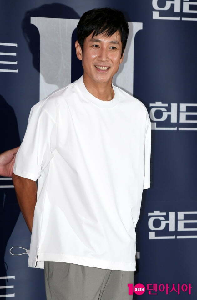 Lee Sun Gyun (48), an actor suspected of drug abuse, is exposed in detail. Police are searching for evidence through physical seizure and cell phone forensics ahead of Lee Sun Gyuns recall.Incheon Police Agency Drug Crime Susa has arrested Lee Sun Gyun on the 24th by adding an aroma (aroma sacred medicine) charge in addition to hemp under the Drug Management Act.Police believe Lee Sun Gyun abused anesthetic sleeping pills used for medical purposes in addition to drugs such as hemp.With Lee Sun Gyun converted to suspect status, the Police will soon call in Lee Sun Gyun for questioning.Prior to this, Lee Sun Gyuns urine and hair will be collected through seizure search for smooth evidence and interrogation, and the National Science Susa Research Institute (NPS) will be commissioned.In addition, Lee Sun Gyuns cell phone is confiscated and accompanied by a digital forensic investigation.Police said they had secured specific clues about Lee Sun Gyun, who was an interlocutor, and turned him into a suspect, while arresting Nightlife Madame A (29 and female).Lee Sun Gyun is suspected of Oral administration of cannabis with Mr. A at his home in Seoul.Police are investigating Susa as Lee Sun Gyun has been Oral administration of various kinds of Drug as well as hemp.In particular, Mr. A is the same person as Blackmail  ⁇  Cinémix Par Chloé who claims that Lee Sun Gyun has been subjected to continuous blackmail, Blackmail  ⁇  Cinémix Par Chloé.The exact reason why Mr. A did Blackmail  ⁇  Cinémix Par Chloé is unknown, but it is widely speculated that Lee Sun Gyun was a drug-related exposition as he was a top star.Lee Sun Gyun is aware that the police have handed over 350 million won to Blackmail  ⁇  Cinémix Par Chloé to Mr. A and others.Mr. B, a 20-year-old female employee who worked at Nightlife like Mr. A, was also arrested along with Lee Sun Gyun.In addition, there were those who had a history of Drug Oral administration, such as chaebol 3-year-old C, singer trainee D, and composer E who is close to D.However, Mr. C, Mr. D, and Mr. E did not show any specific charges, the police said.In addition to this incident, Lee Sun Gyun was told that he was a VIP of entertainment business with only 1% access. In one news, a Nightlife official said, I came often. Nobody usually comes.I dont know whats going on in the room. Something bigger could explode, the interview reported, causing a stir.Currently, Lee Sun Gyun has neither admitted nor denied the Drug Oral administration charge.Lawyer Park Sung-chul, a lawyer, said in a telephone conversation, Lee Sun Gyun acknowledges or denies the allegations. He said, I will be sincerely investigated by the police.Asked about the timing of the police investigation, he added, I have not been contacted directly yet, he added.On the other hand, Lee Sun Gyun got off the drama No Way Out, which was scheduled to be filmed after being cast in the aftermath of the drug charge.In addition, the movie Escape: Project Silence and The Land of Happiness are also paying attention to the incident in the embarrassing situation ahead of the release.