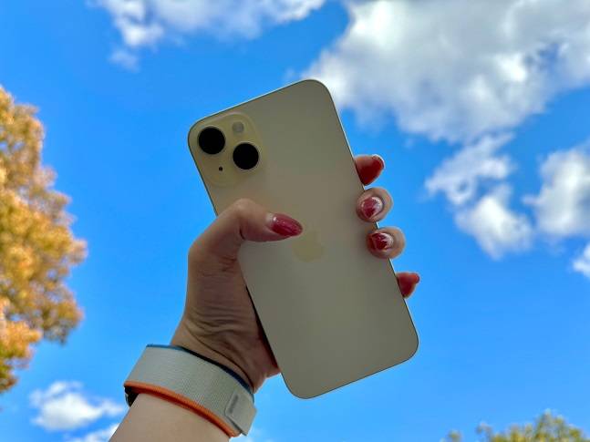 아이폰15 플러스는 성인 여성이 손에 쥐기에는 다소 벅찬 크기였다./사진=백유진 기자 byj@