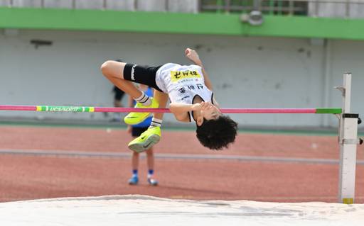 25일 연천공설운동장에서 벌어진 2023 경기도회장기 학년별육상대회 겸 제53회 전국소년체전 도대표 1차 선발전 남초 5년 높이뛰기에서 우승한 한성규(인천 신하초)가 1m40을 뛰어넘고 있다. 경기도육상연맹 제공
