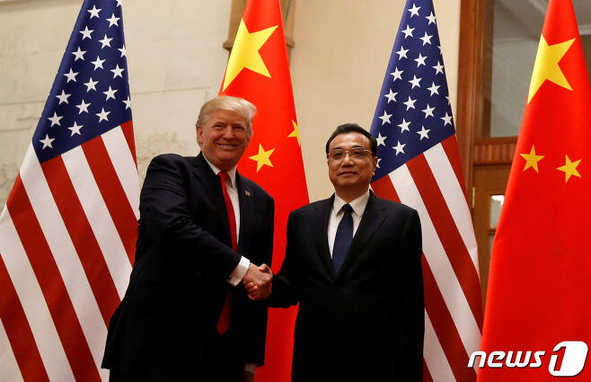 리커창 전 중국총리가 2017년 11월 도널드 트럼프 미국 대통령을 만나고 있다. ⓒ 로이터=뉴스1 ⓒ News1 박형기