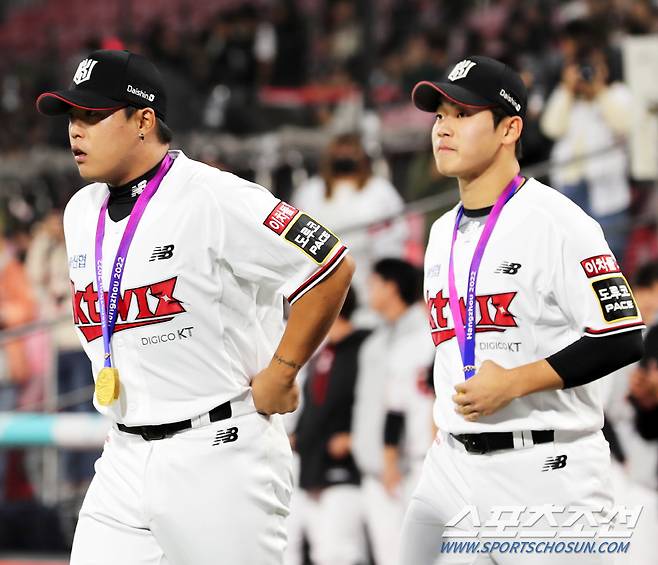 2023 KBO리그 KT 위즈와 두산 베어스의 경기가 10일 수원 KT위즈파크에서 열렸다. 항저우아시안게임 금메달을 목에 건 KT 강백호와 박영현이 그라운드로로 나서고 있다. 수원=박재만 기자pjm@sportschosun.com/2023.10.10/