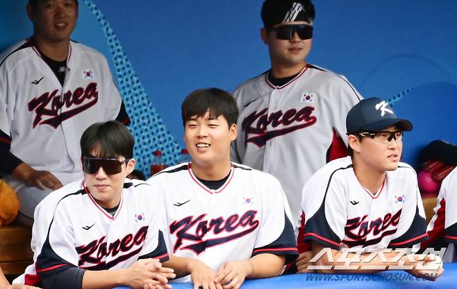 3일 중국 항저우 샤오싱 야구장에서 열린 항저우아시안게임 야구대표팀 조별리그 태국과 경기. 동료들 응원하는 강백호. 항저우(중국)=송정헌 기자songs@sportschosun.com/2023.10.03/